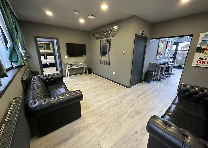 City Ctr Penthouse - Rooftop Bar, Sleeps 19