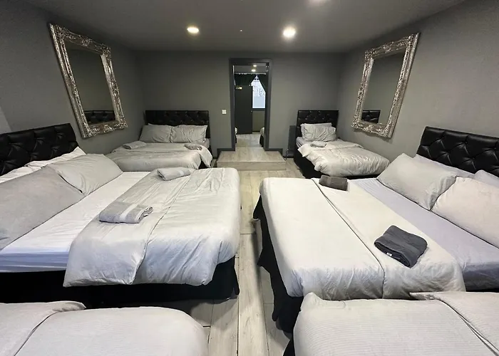 City Ctr Penthouse - Rooftop Bar, Sleeps 19